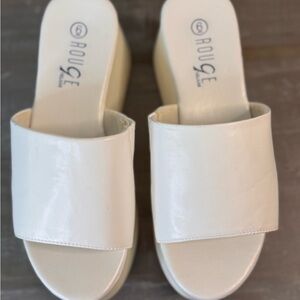 Rouge Helium Cream Wide-Band Slide Mules